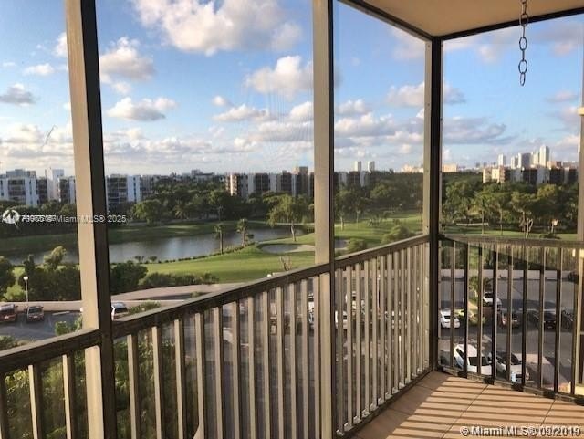 BEAUTIFUL MODERN 2 BEDROOM DIRECTLY ON COUNTRY CLUB CIRCLE - Beach Condo for sale in Aventura, Florida on Beachhouse.com