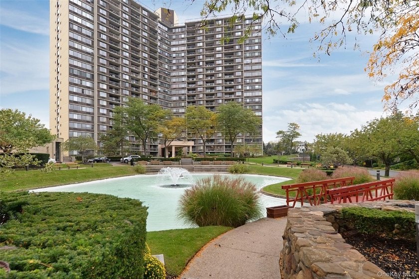 Fabulous Bay Club Gated Community. 24 hour security. Doorman & - Beach Condo for sale in Bayside, New York on Beachhouse.com