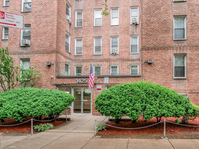 Welcome to this 1 bedroom co-op perfectly situated in the - Beach Home for sale in Bronx, New York on Beachhouse.com