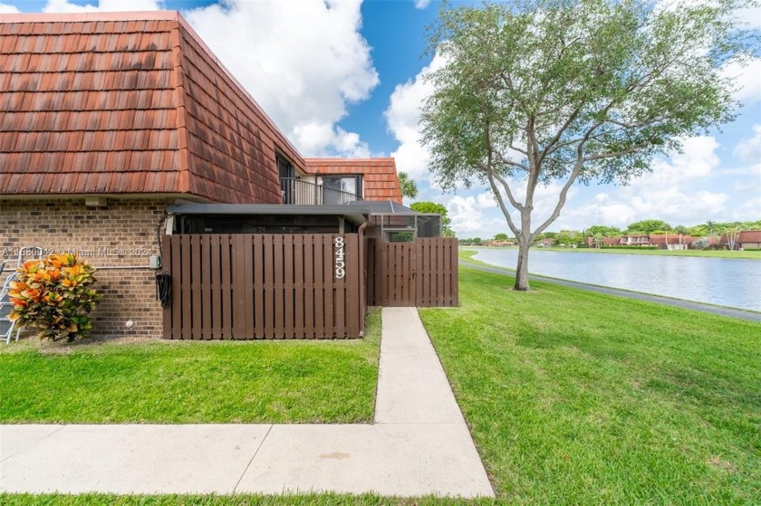 This beautiful lakefront 3-bed, 2.5-bath corner townhome in The - Beach Townhome/Townhouse for sale in Boca Raton, Florida on Beachhouse.com