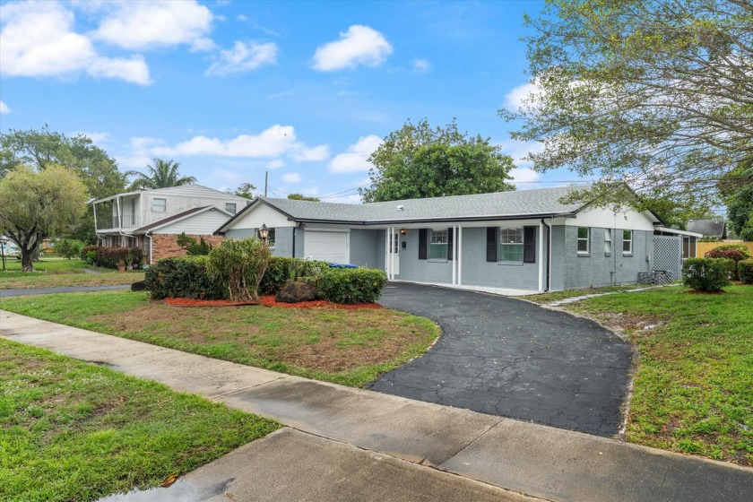 Completely renovated 4-bed, 2-bath home in the heart of Lake - Beach Home for sale in Lake Park, Florida on Beachhouse.com