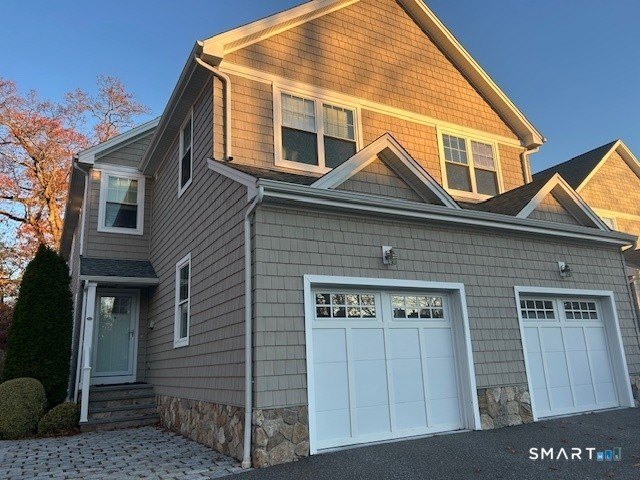 Step inside to this spacious and well maintained 3BR, 3.5BA - Beach Condo for sale in Norwalk, Connecticut on Beachhouse.com