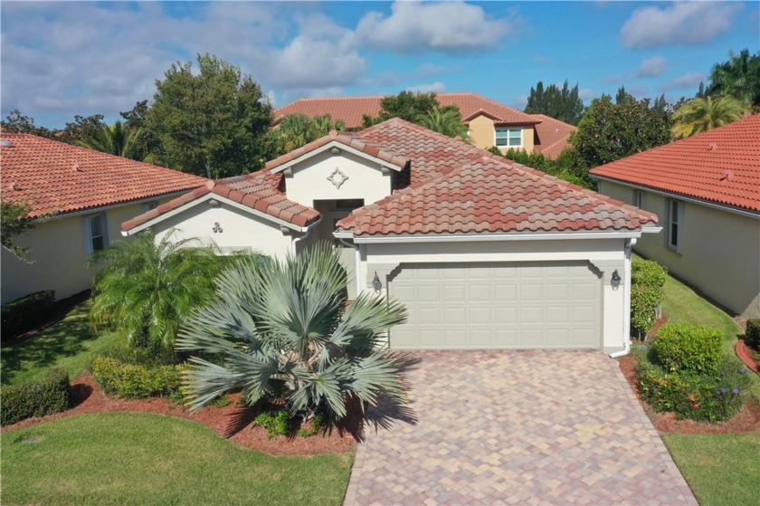 Move-in ready home in the desirable Woodfield neighborhood. This - Beach Home for sale in Vero Beach, Florida on Beachhouse.com