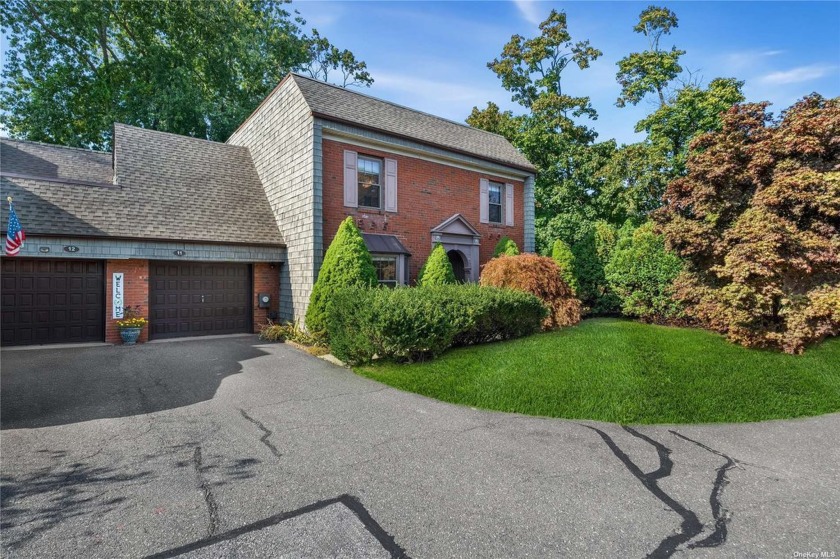 This Stunning End Unit Townhome has been professionally designed - Beach Townhome/Townhouse for sale in Bay Shore, New York on Beachhouse.com