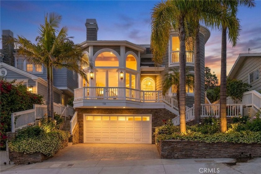 This coastal Cape Cod-style home tucked into the Tree Section of - Beach Home for sale in Manhattan Beach, California on Beachhouse.com