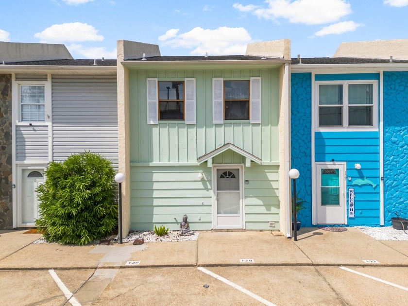 INVESTOR ALERT!!! This beautifully maintained townhome located - Beach Townhome/Townhouse for sale in Panama City Beach, Florida on Beachhouse.com