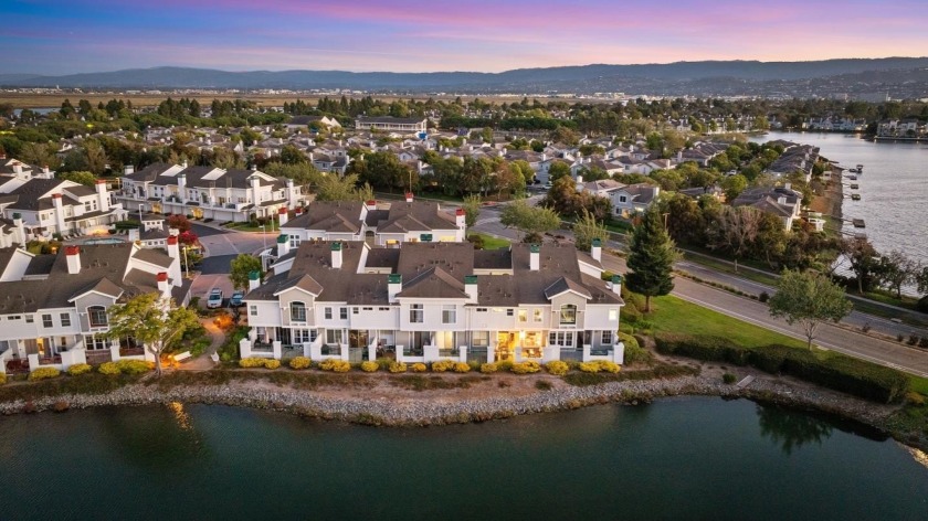 Welcome home to this beautiful waterfront townhome with - Beach Townhome/Townhouse for sale in Redwood City, California on Beachhouse.com