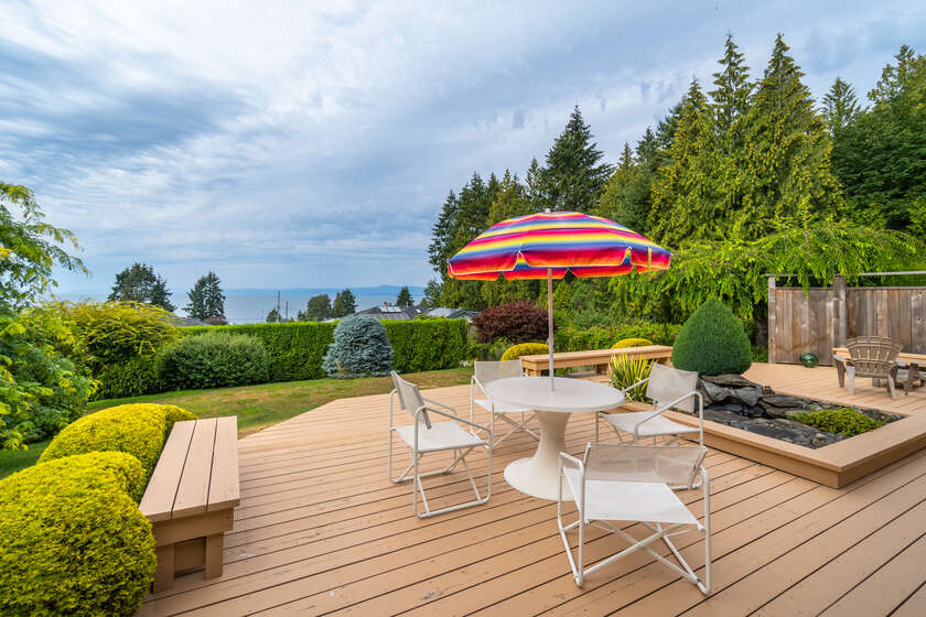 Custom-built residence offers panoramic oceans views A truly - Beach Home for sale in Qualicum Beach, British Columbia on Beachhouse.com