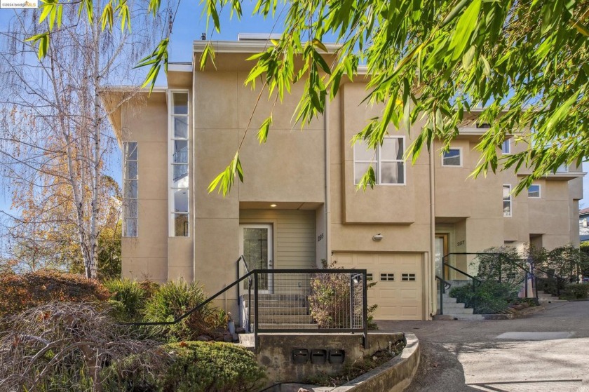 Welcome to this beautifully designed 3-bedroom, 2.5-bath - Beach Townhome/Townhouse for sale in Oakland, California on Beachhouse.com