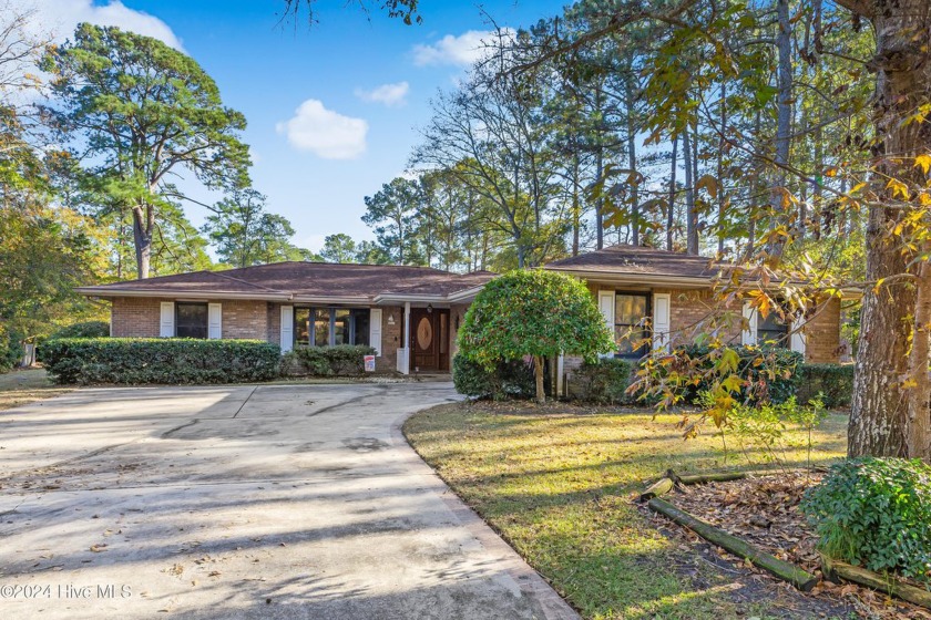 This sparkling three bedroom all brick home has great bones and - Beach Home for sale in Calabash, North Carolina on Beachhouse.com