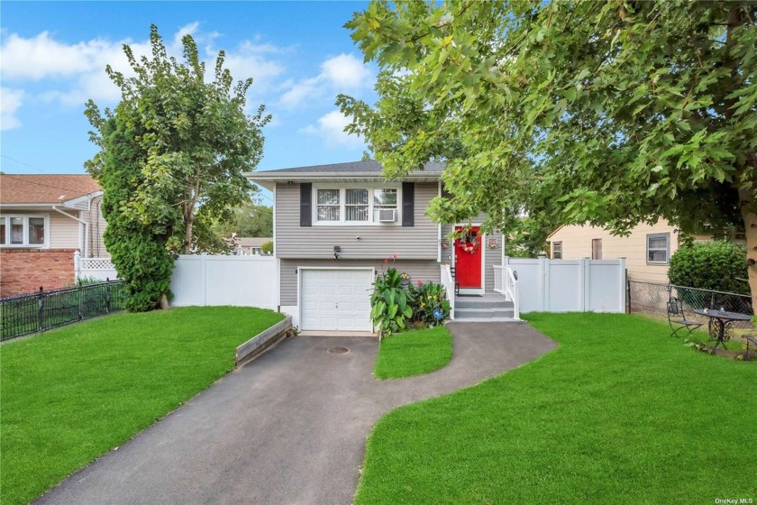 Welcome home to 47 Robinwood Dr! This charming high ranch - Beach Home for sale in Mastic Beach, New York on Beachhouse.com