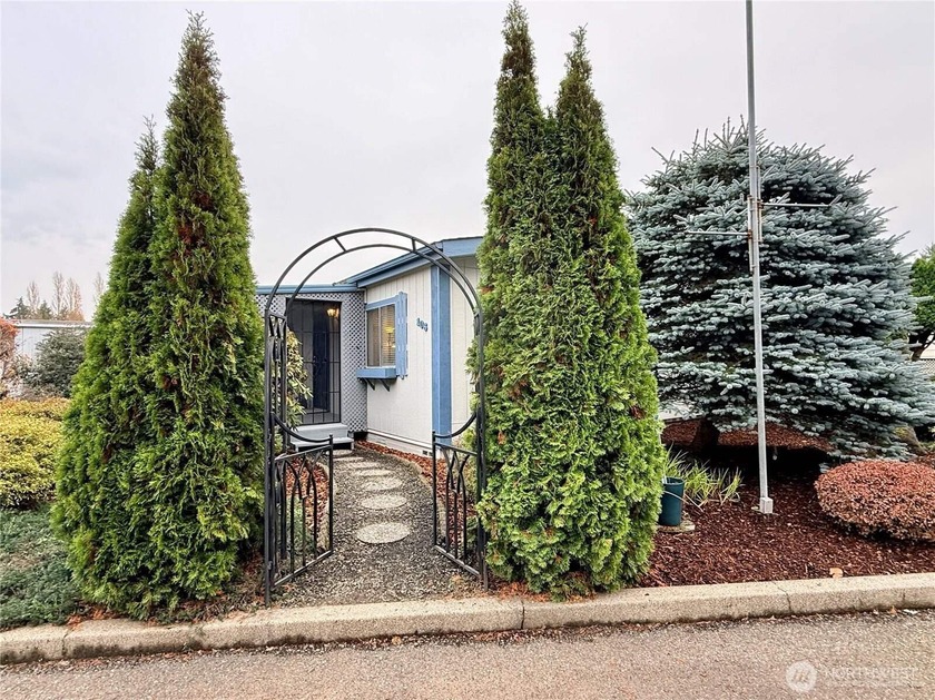 Beautiful 2 Bedroom Home in Quiet 55+ Park! Features open - Beach Home for sale in Olympia, Washington on Beachhouse.com