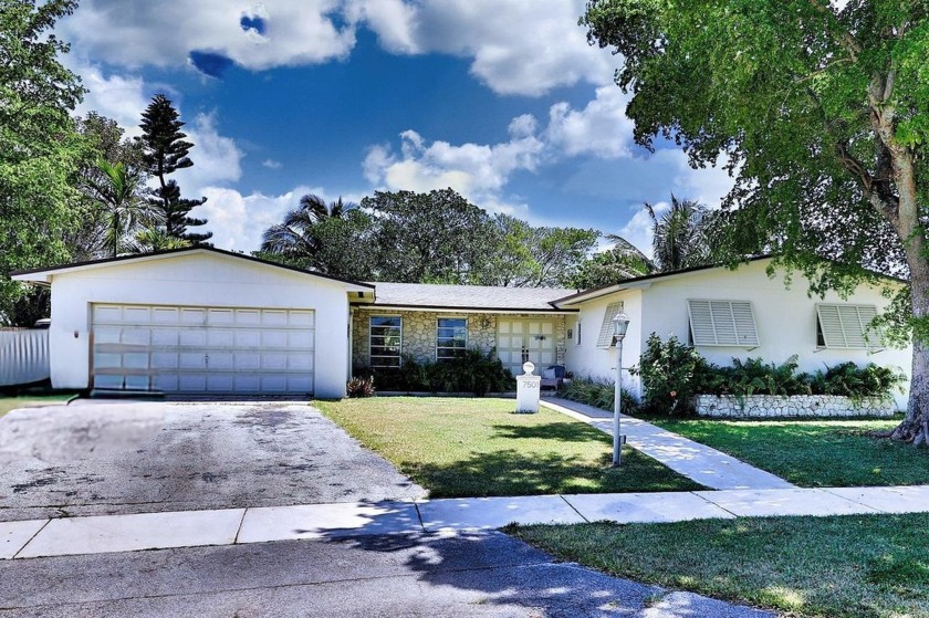 Beautifully located in the most coveted Kendale Lakes on Lake - Beach Home for sale in Miami, Florida on Beachhouse.com