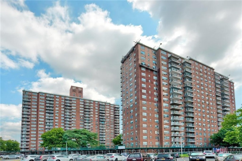 Very spacious, 1,000 sq. ft. 2-bed/1-bath co-op on 9th floor - Beach Other for sale in Brooklyn, New York on Beachhouse.com