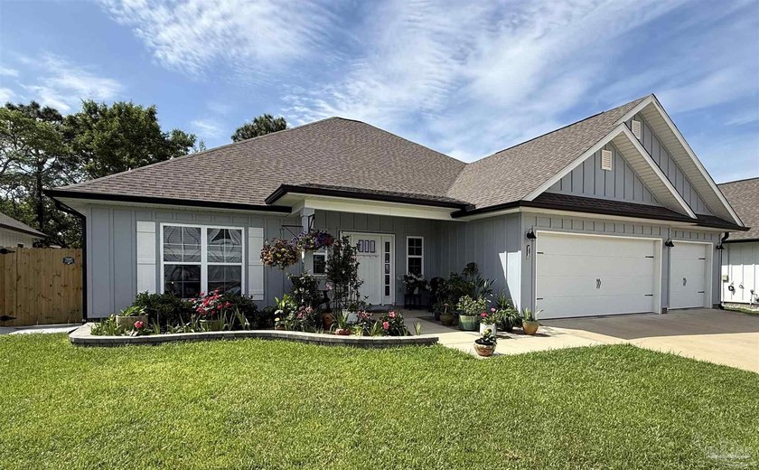 Must See this Gorgeous and spacious 4 bedroom 3 bathroom - Beach Home for sale in Gulf Breeze, Florida on Beachhouse.com