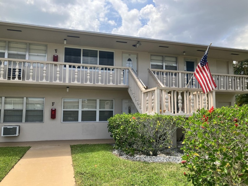 Beautifully updated 1 Bedroom, 1 Bath, top of the stairs.  Close - Beach Condo for sale in West Palm Beach, Florida on Beachhouse.com