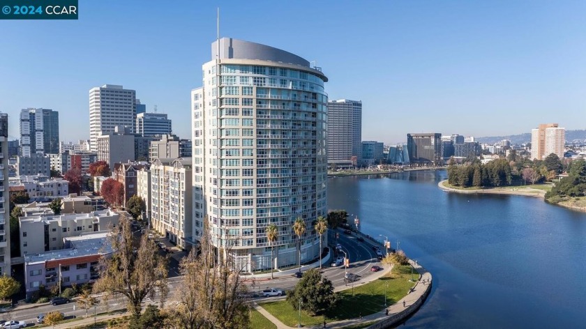 Welcome to your new home in The Essex on Lake Merritt! The unit - Beach Condo for sale in Oakland, California on Beachhouse.com