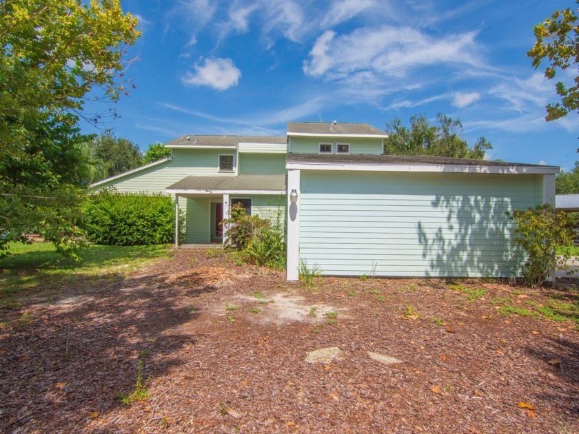 LARGE FAMILY HOME ON 1.2 ACRES RIGHT IN THE MIDDLE OF VERO! LIVE - Beach Home for sale in Vero Beach, Florida on Beachhouse.com