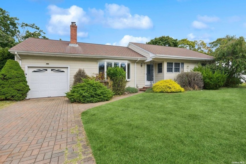 Charming ranch in Hampton Bays, this home offers a perfect blend - Beach Home for sale in Hampton Bays, New York on Beachhouse.com