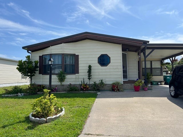 Paradise found in Barefoot Bay! 2 bedroom 2 bath home on - Beach Home for sale in Barefoot Bay, Florida on Beachhouse.com