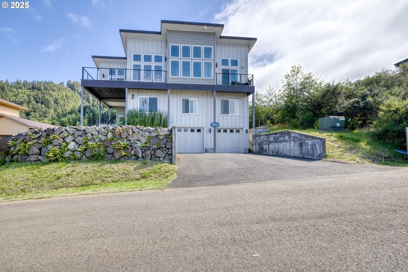 Perched to capture sweeping, unobstructed views of the Pacific - Beach Home for sale in Neskowin, Oregon on Beachhouse.com