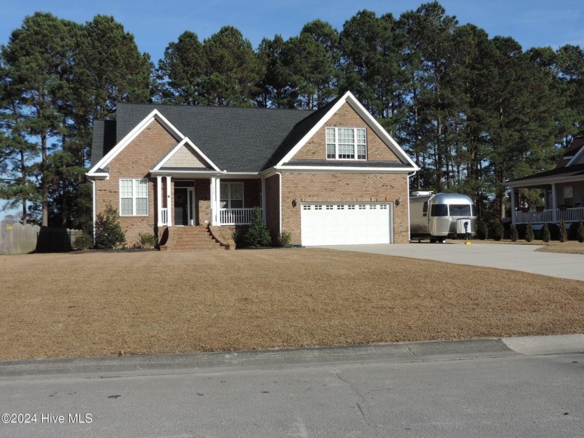 Gorgeous home overlooking the lake in Hunters Ridge, minutes - Beach Home for sale in New Bern, North Carolina on Beachhouse.com