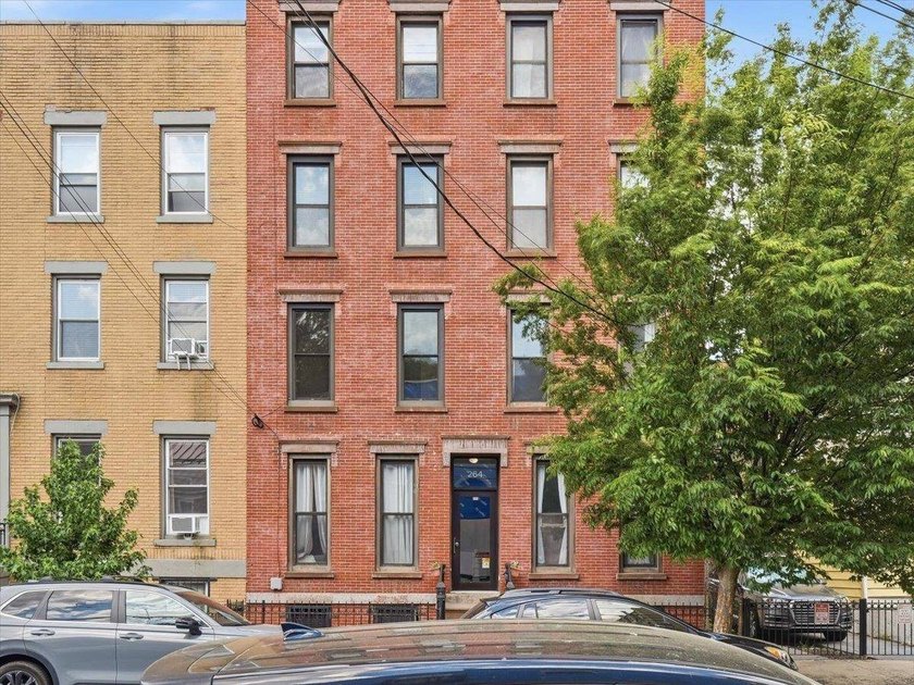 Welcome to this bright, south-facing one-bedroom, one-bath condo - Beach Condo for sale in Jersey City, New Jersey on Beachhouse.com