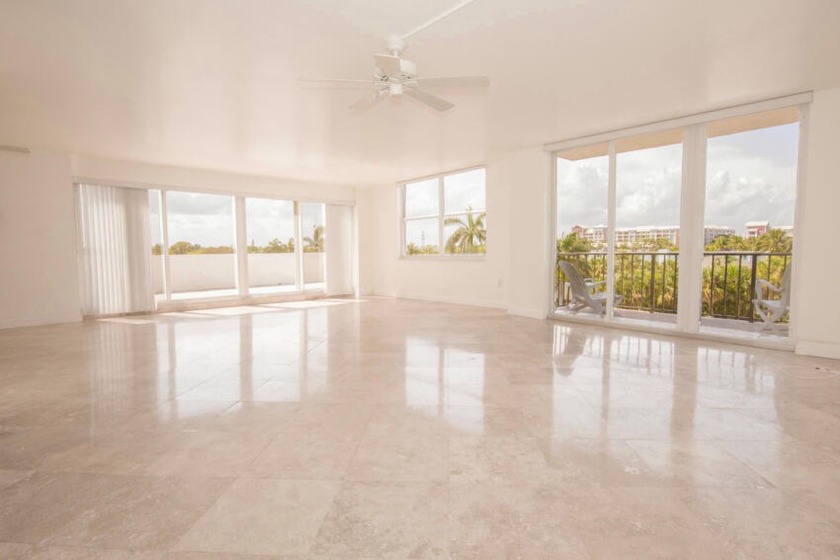 Rarely on the market, bright one of a kind 2/2 PENTHOUSE with - Beach Condo for sale in Lantana, Florida on Beachhouse.com