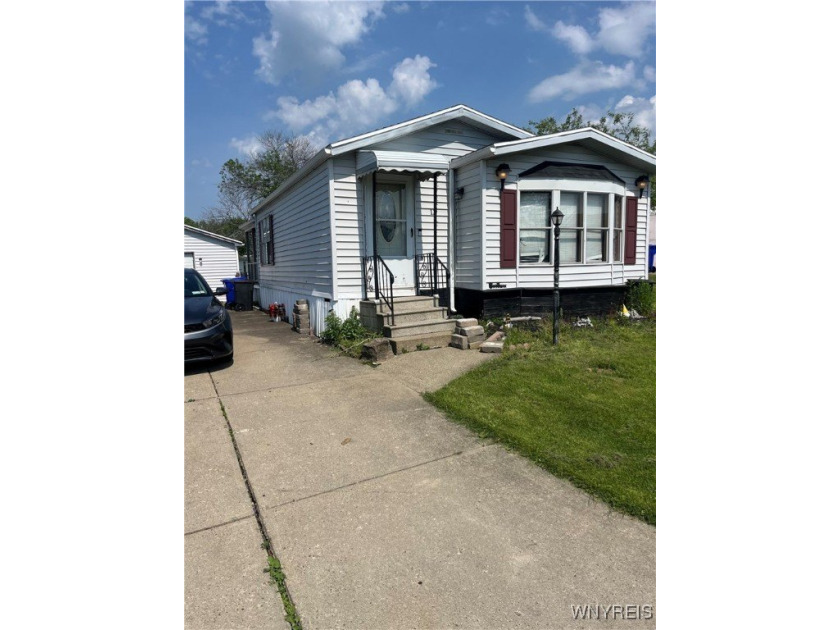 Spacious manufactured home in Brook Gardens! Enjoy close - Beach Home for sale in Hamburg, New York on Beachhouse.com