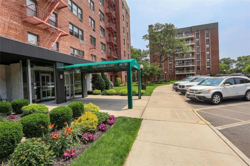 Welcome to one of the most sought-after layouts in Lindenwood--a - Beach Home for sale in Howard Beach, New York on Beachhouse.com
