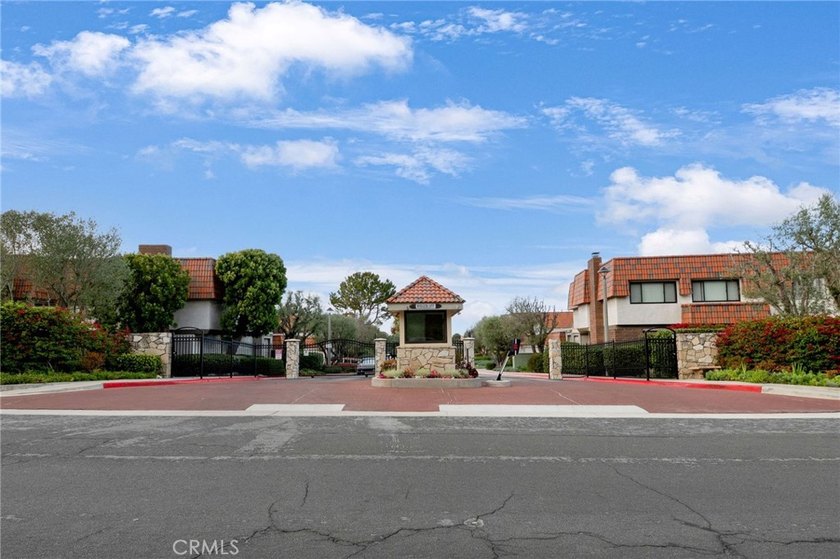 Gated community -- Bright, move-in-ready 3-bedroom townhome in - Beach Townhome/Townhouse for sale in Rancho Palos Verdes, California on Beachhouse.com