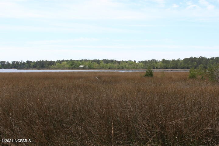 WATER FRONT ON QUEENS CREEK. Lot is approximately 0.40 of an - Beach Lot for sale in Hubert, North Carolina on Beachhouse.com