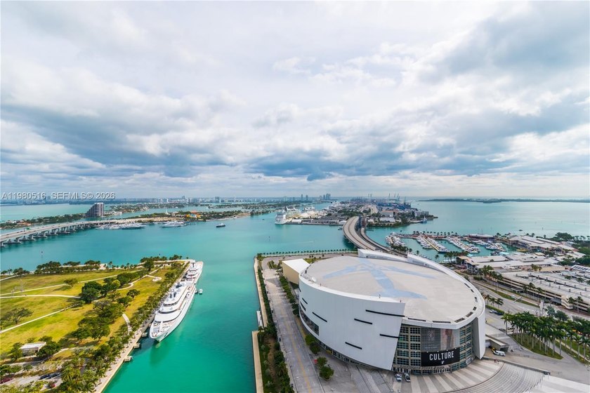 High-floor 1 bedroom + den residence with spectacular Biscayne - Beach Condo for sale in Miami, Florida on Beachhouse.com