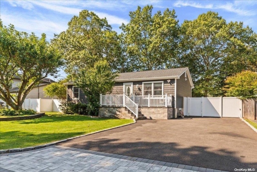 Charming Home at 132 Montgomery Avenue, Mastic, NY - Just 5 - Beach Home for sale in Mastic, New York on Beachhouse.com