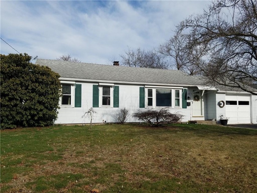 Greenwood/Buttonwoods/Lockwood :centrally located to the airport - Beach Home for sale in Warwick, Rhode Island on Beachhouse.com