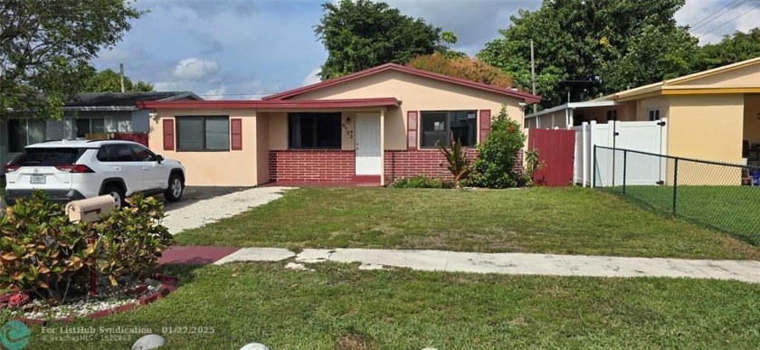 Charming Single-Family Home in City of Hollywood. This is a 3/2 - Beach Home for sale in Hollywood, Florida on Beachhouse.com