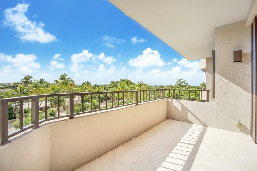 EXQUISITELY REMODELED, 2 Bedroom Split plan plus huge DEN, 2 - Beach Condo for sale in Key Biscayne, Florida on Beachhouse.com