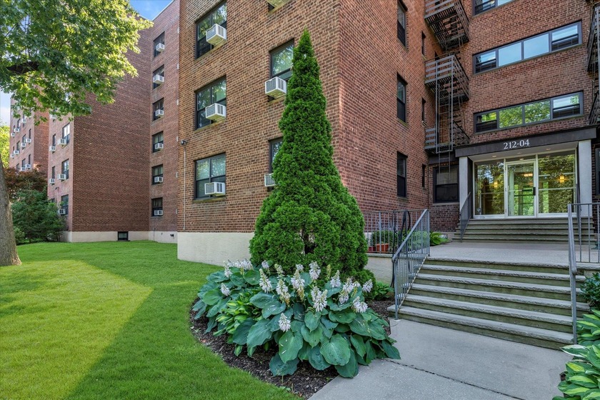 Welcome to apartment 4J at Windsor Park - a true 2 bedroom one - Beach Home for sale in Bayside, New York on Beachhouse.com