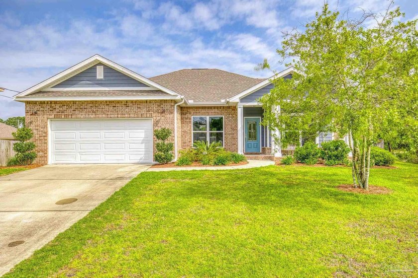 Newer 4 bedroom & 3 full bath home in Gulf Breeze. Open living - Beach Home for sale in Gulf Breeze, Florida on Beachhouse.com