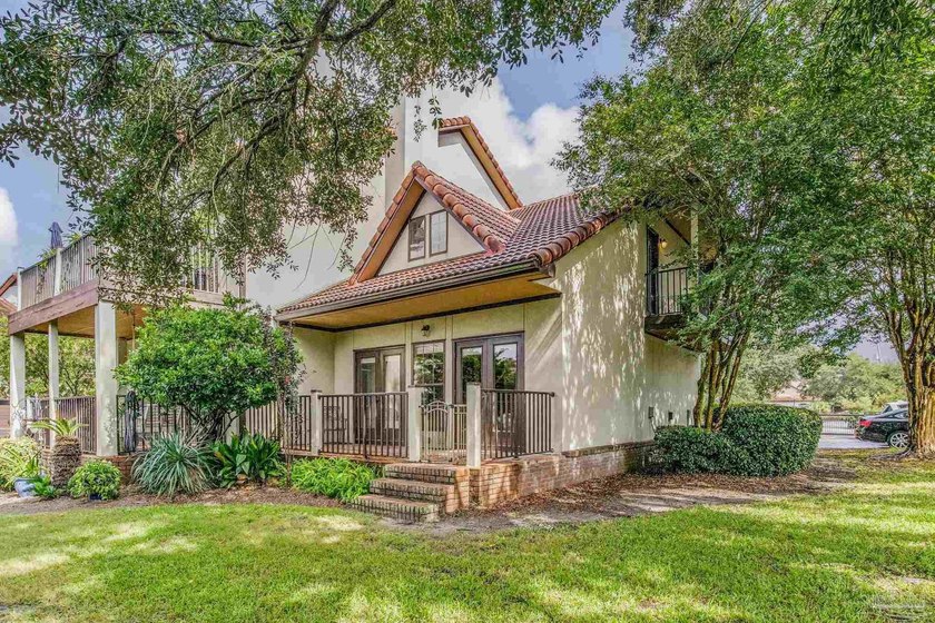 Between Gulf Breeze and Downtown Pensacola you'll find a - Beach Home for sale in Gulf Breeze, Florida on Beachhouse.com