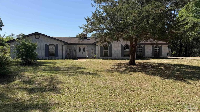 Lakefront opportunity! This 3BR/2BA home offers 1,824 sq ft, and - Beach Home for sale in Pensacola, Florida on Beachhouse.com