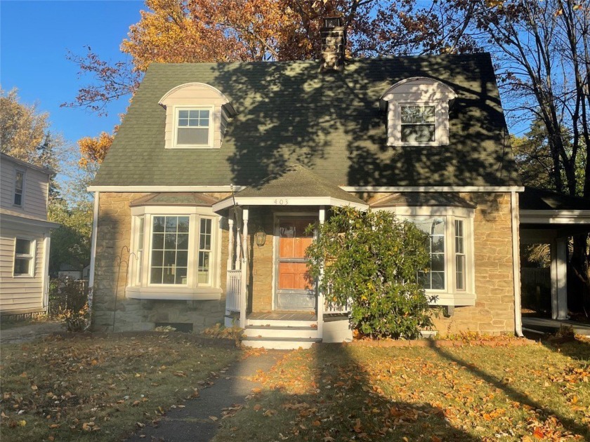 Cute, updated home near the lake in Millcreek. Newer windows - Beach Home for sale in Erie, Pennsylvania on Beachhouse.com