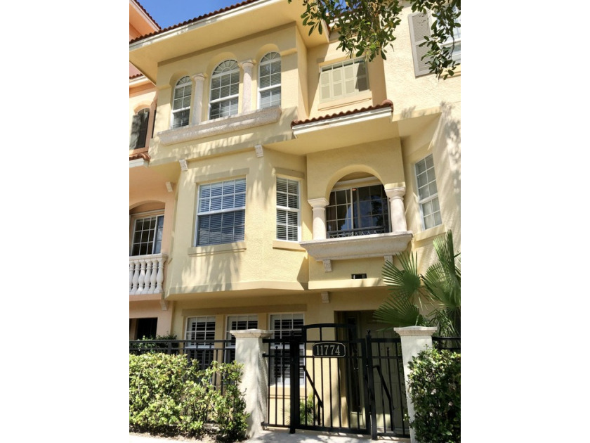 Beautiful spacious Amalfi model in super location with easy - Beach Townhome/Townhouse for sale in Palm Beach Gardens, Florida on Beachhouse.com