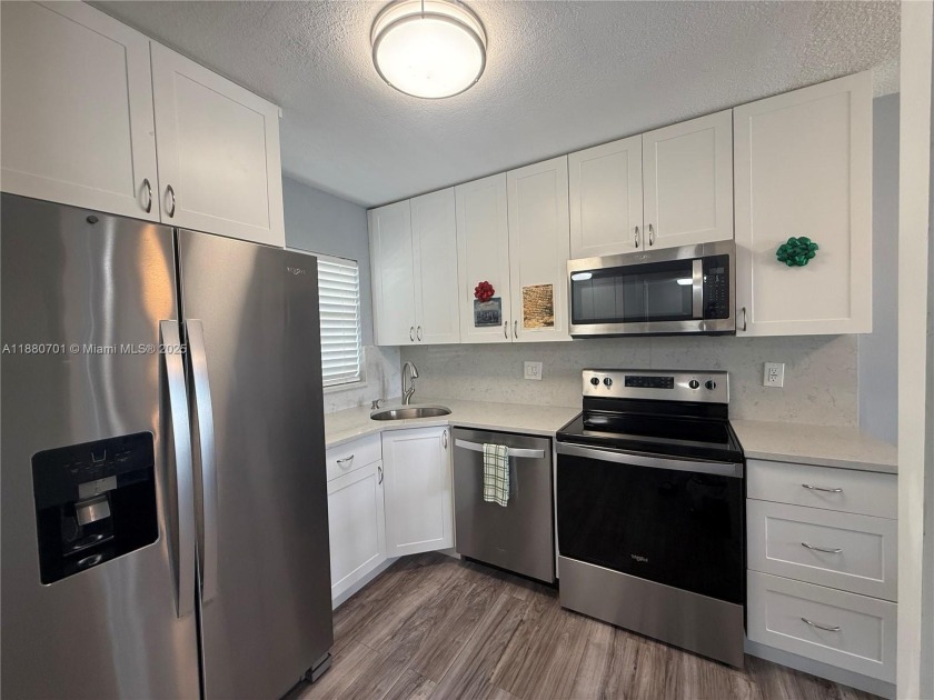Beautifully upgraded 1 bedroom 1 bath  condo with shaker - Beach Condo for sale in Sunrise, Florida on Beachhouse.com