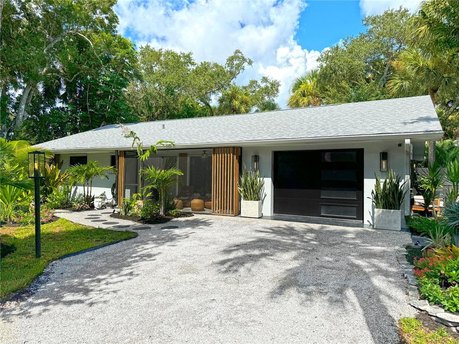 VB Country Club CBS Pool home! 2/2 w renovated garage/office - Beach Home for sale in Vero Beach, Florida on Beachhouse.com