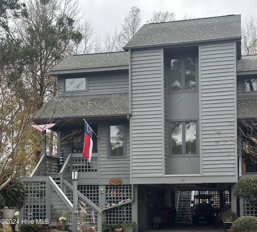 Overlooking the marina, this lovely 3-bedroom end-unit townhome - Beach Townhome/Townhouse for sale in Washington, North Carolina on Beachhouse.com