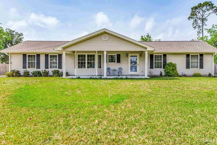 Welcome home to Perdido Bay Country Club! This beautifully - Beach Home for sale in Pensacola, Florida on Beachhouse.com