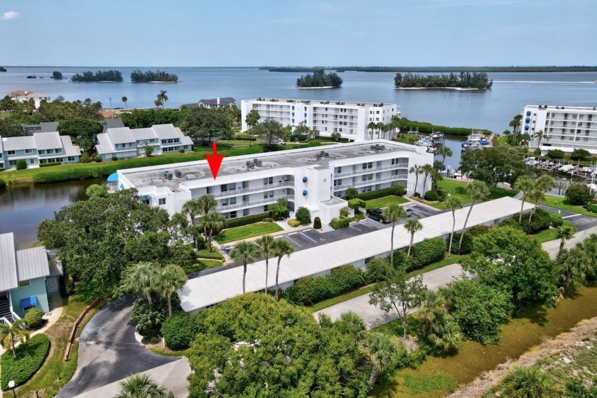 Welcome to paradise in Sebastian, Florida! This 2bd/2ba, top - Beach Home for sale in Sebastian, Florida on Beachhouse.com