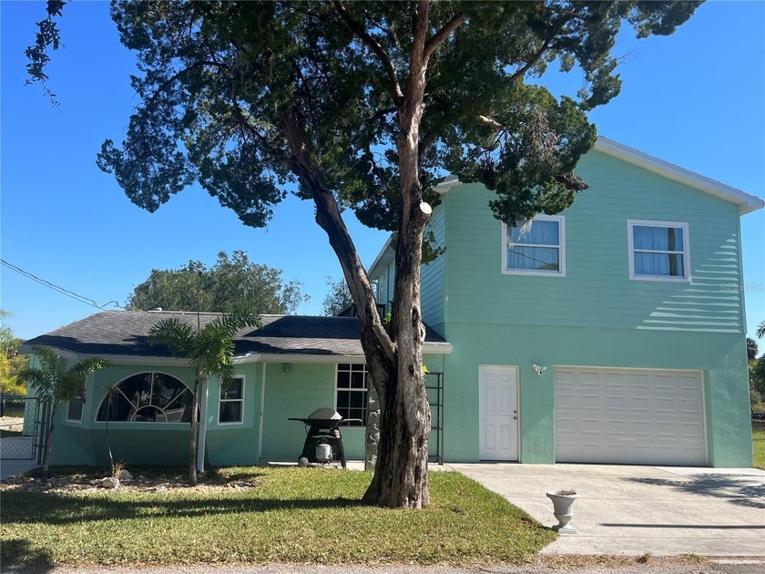 Live the ultimate Florida lifestyle! This 2-bedroom, 1-bath - Beach Home for sale in Hudson, Florida on Beachhouse.com