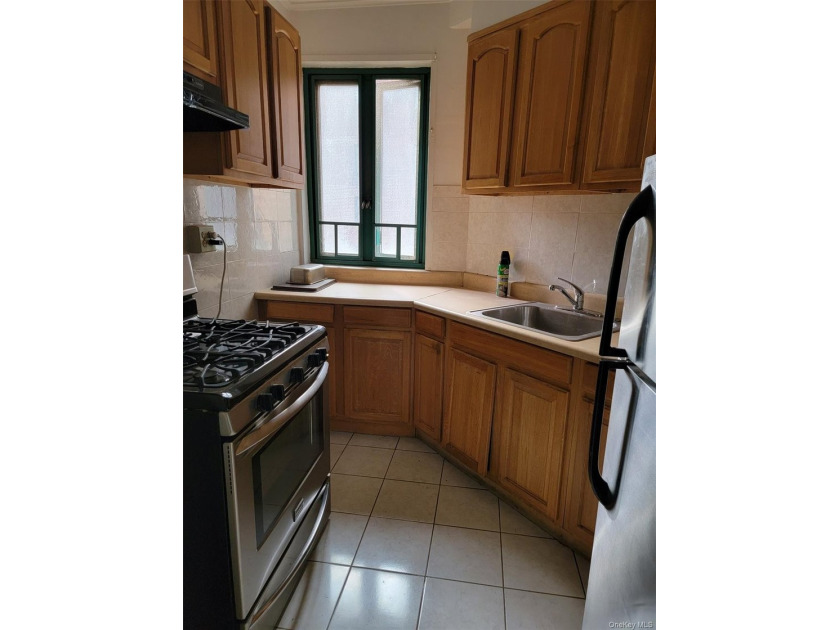 Calling all investors for this Spacious 1-bedroom apartment in a - Beach Condo for sale in Bronx, New York on Beachhouse.com